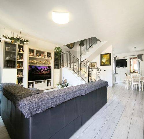 casa indipendente in vendita a Carrara in zona Avenza