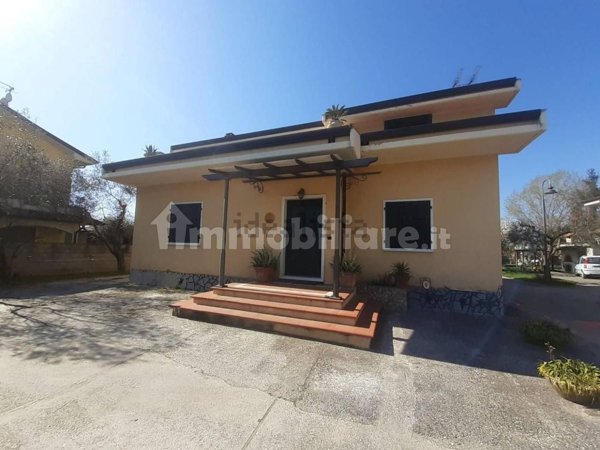 casa indipendente in vendita a Carrara in zona Avenza