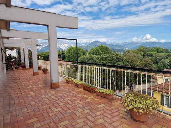 appartamento in vendita a Carrara in zona Marina di Carrara