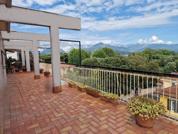 appartamento in vendita a Carrara in zona Marina di Carrara