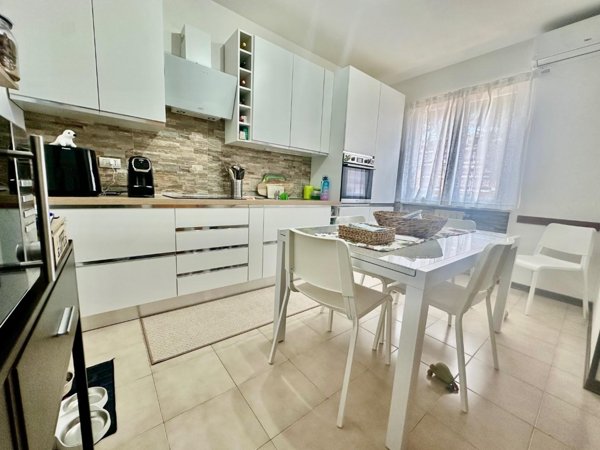 casa semindipendente in vendita a Carrara in zona Avenza