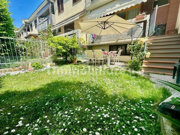 casa semindipendente in vendita a Carrara in zona Avenza