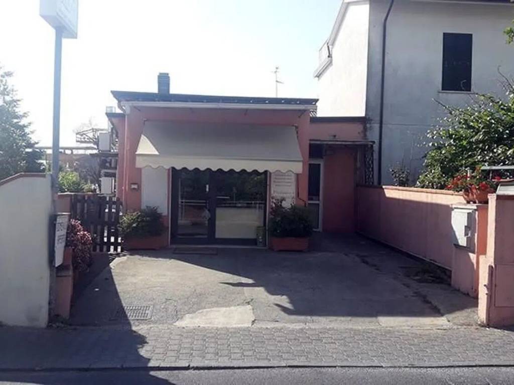 negozio in vendita a Carrara in zona Nazzano