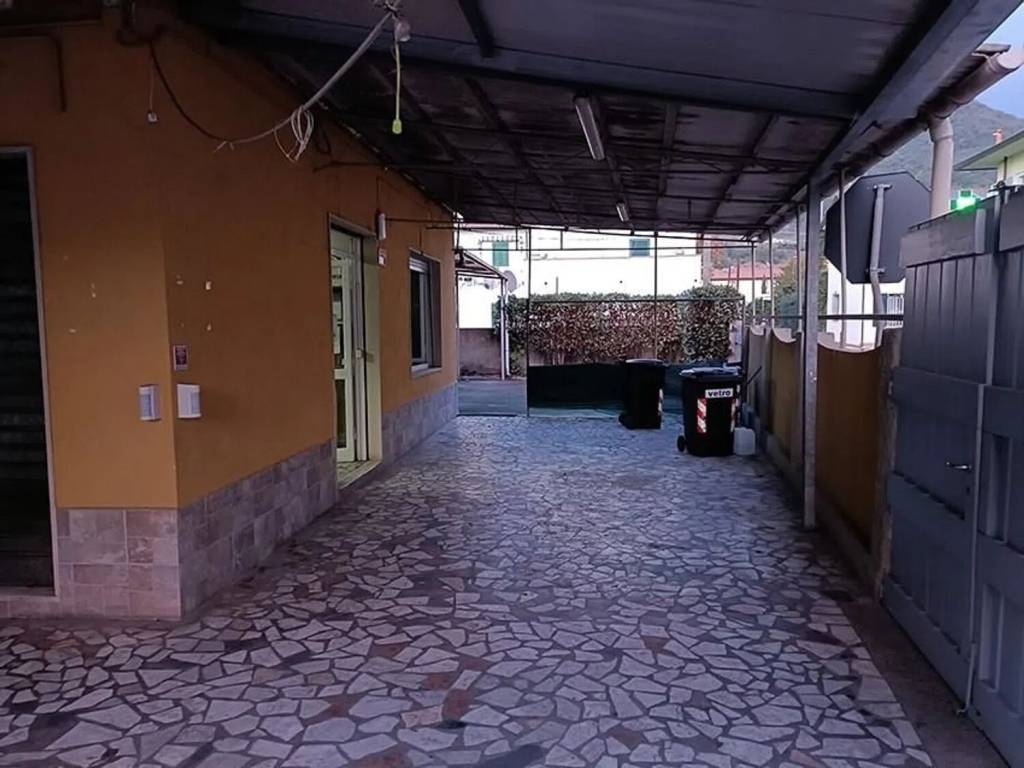 negozio in vendita a Carrara in zona Fossone