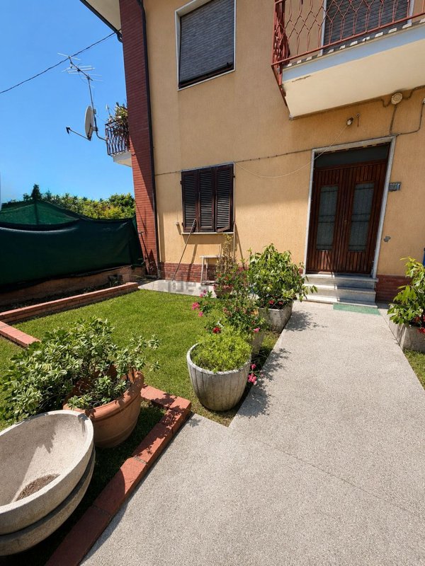 appartamento in vendita a Carrara in zona Marina di Carrara