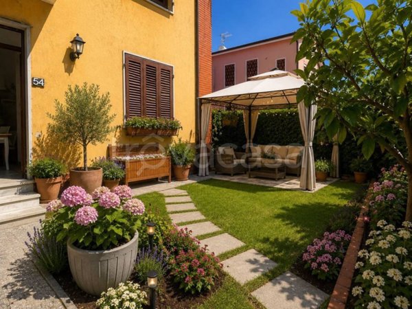 casa indipendente in vendita a Carrara in zona Avenza