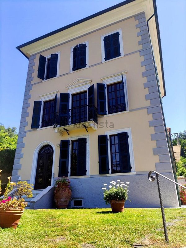 casa indipendente in vendita a Carrara in zona Stadio