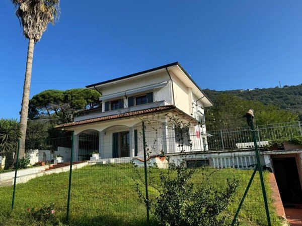 casa indipendente in vendita a Carrara in zona Fossone