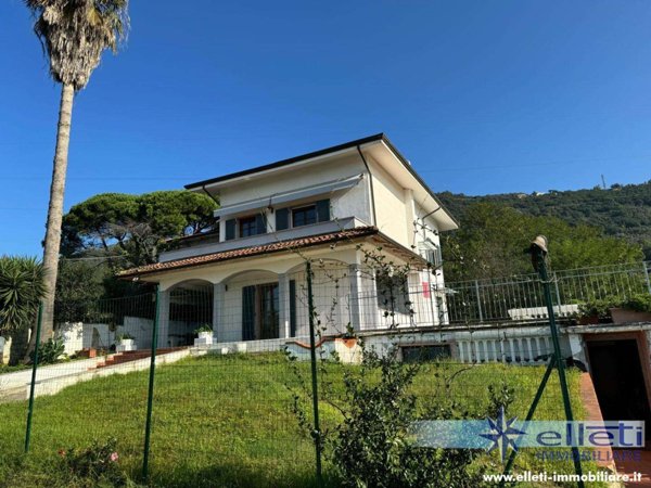 casa indipendente in vendita a Carrara in zona Fossone