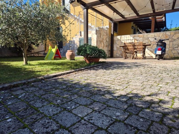 casa semindipendente in vendita a Carrara in zona Fossola