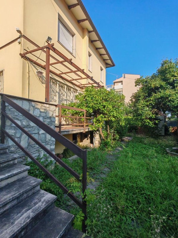 casa indipendente in vendita a Carrara in zona Avenza
