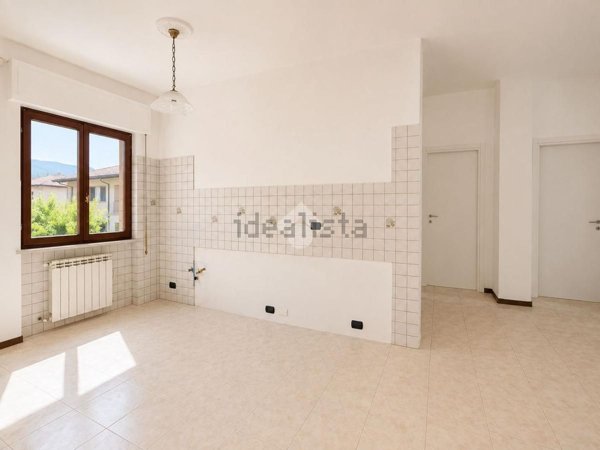 appartamento in vendita a Carrara in zona Bonascola