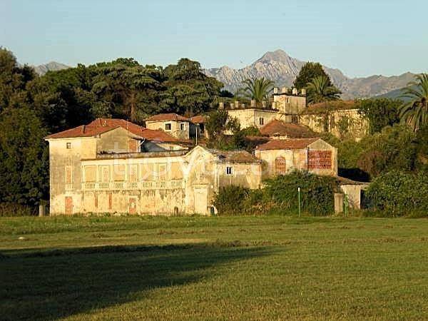 casa indipendente in vendita a Carrara in zona Avenza