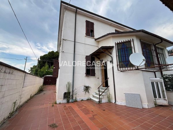 casa indipendente in vendita a Carrara in zona Sant'Antonio