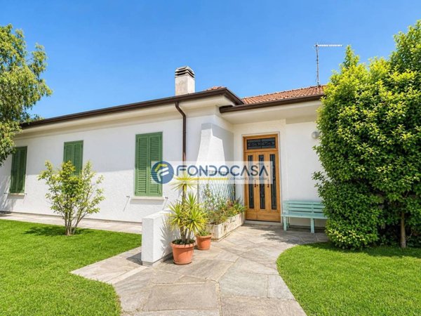 casa indipendente in vendita a Carrara in zona Marina di Carrara