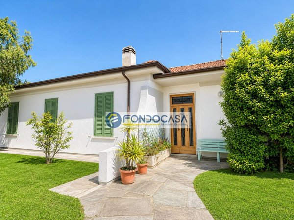 casa indipendente in vendita a Carrara in zona Marina di Carrara