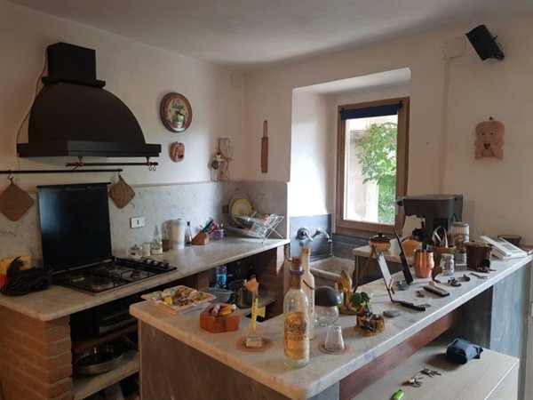 casa indipendente in vendita a Carrara in zona Fossola