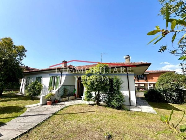 casa indipendente in vendita a Carrara in zona Marina di Carrara