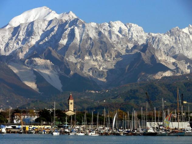 appartamento in vendita a Carrara in zona Marina di Carrara