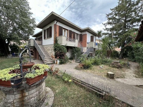 casa indipendente in vendita a Carrara in zona Avenza
