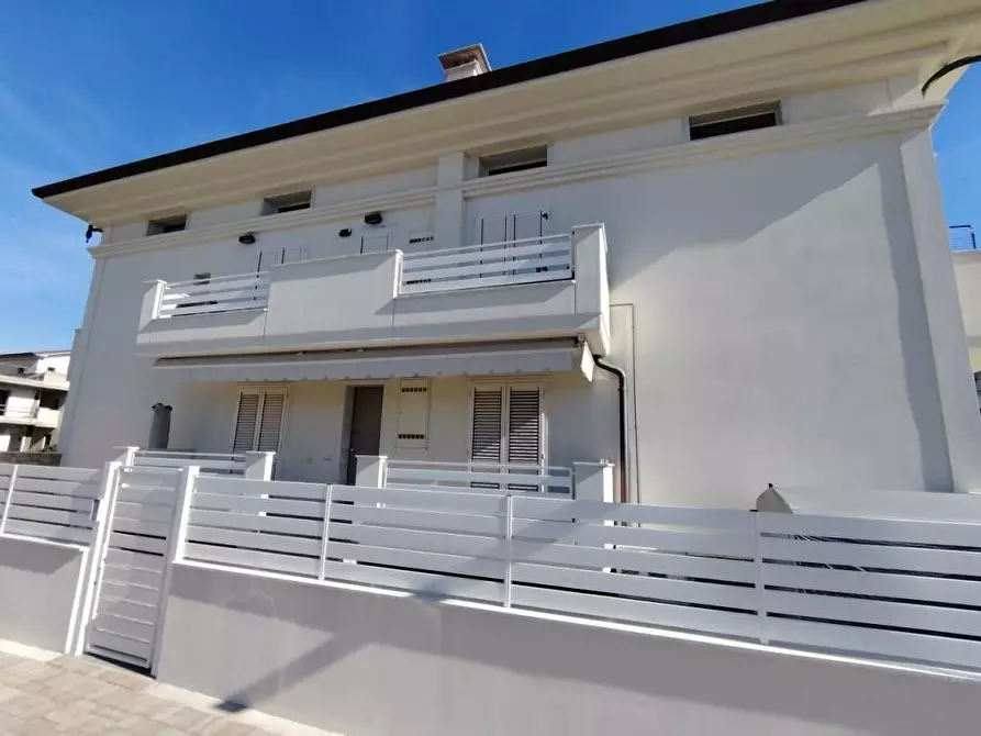 appartamento in vendita a Carrara in zona Marina di Carrara