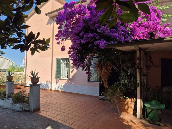 casa indipendente in vendita a Carrara in zona Nazzano