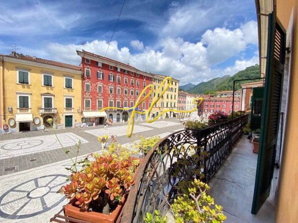 intera palazzina in vendita a Carrara in zona Centro Città