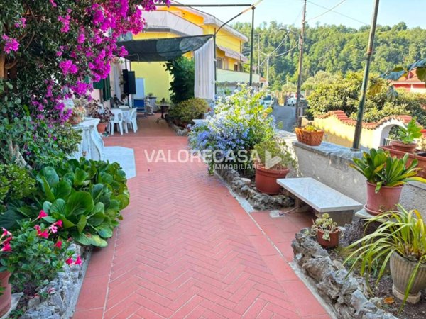 casa indipendente in vendita a Carrara in zona Bonascola