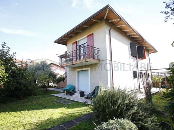 casa indipendente in vendita a Carrara