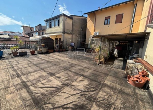 appartamento in vendita a Carrara in zona Marina di Carrara