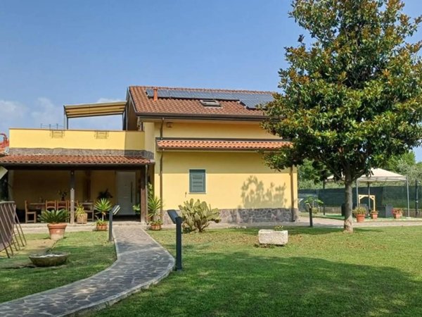 casa indipendente in vendita a Carrara in zona Battilana