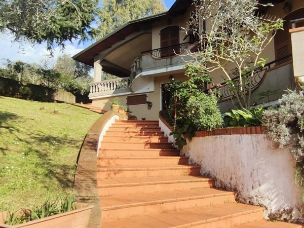 casa indipendente in vendita a Carrara in zona Bonascola