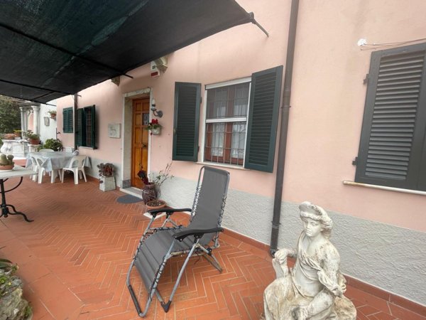 casa indipendente in vendita a Carrara in zona Fabbrica