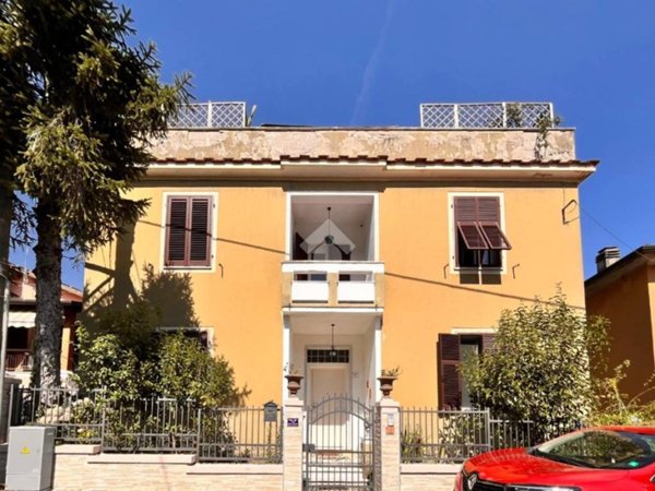 casa indipendente in vendita a Carrara in zona Fossola