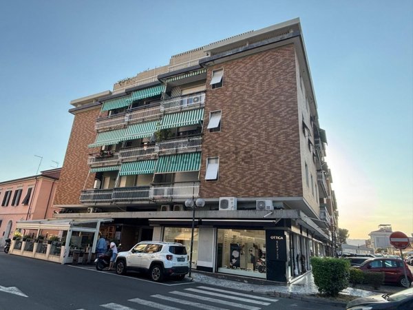 appartamento in vendita a Carrara in zona Marina di Carrara