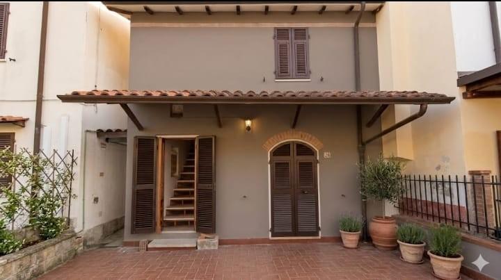 casa indipendente in vendita a Carrara in zona Bonascola