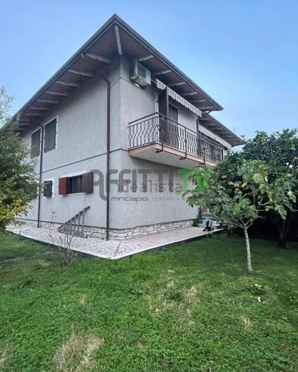 casa indipendente in vendita a Carrara in zona Sant'Antonio