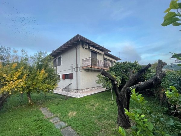 casa indipendente in vendita a Carrara in zona Sant'Antonio