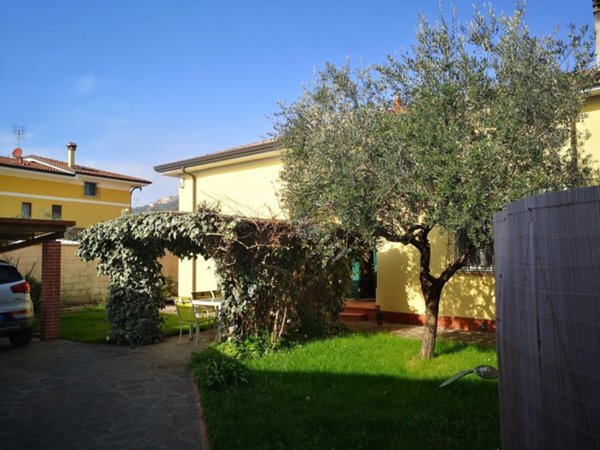 casa indipendente in vendita a Carrara in zona Fossone