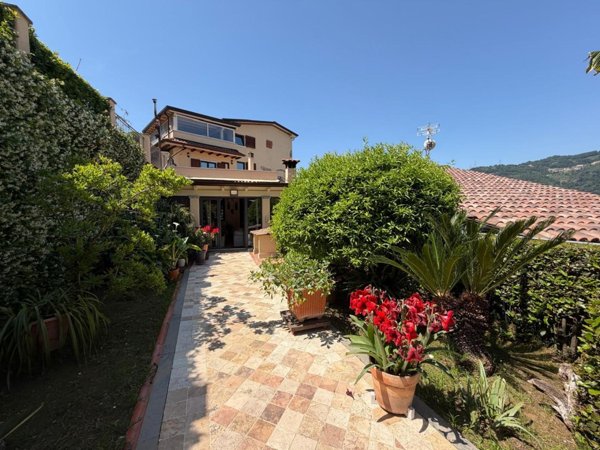 casa indipendente in vendita a Carrara
