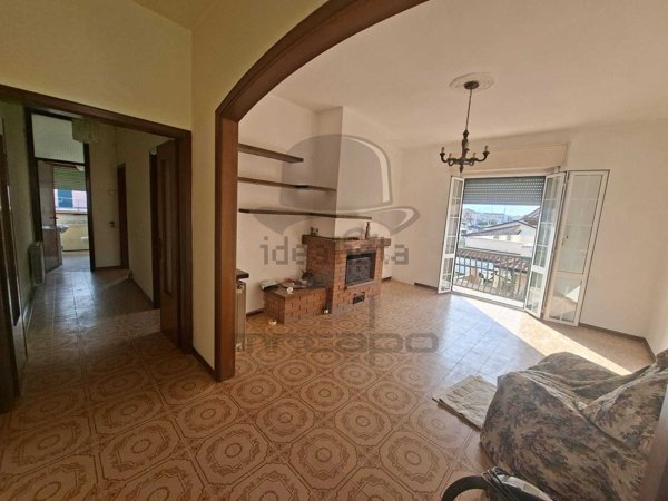 appartamento in vendita a Carrara in zona Avenza