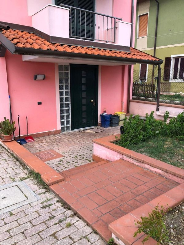 casa semindipendente in vendita a Carrara in zona Marina di Carrara