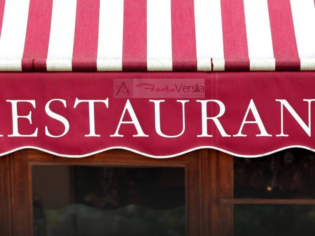 negozio in vendita a Carrara in zona Centro Città
