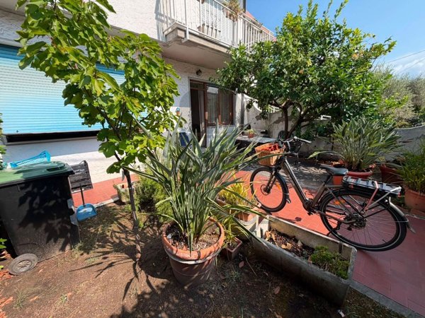 appartamento in vendita a Carrara in zona Marina di Carrara