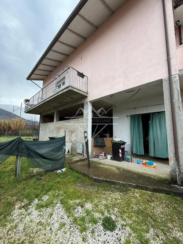 appartamento in vendita a Carrara in zona Avenza