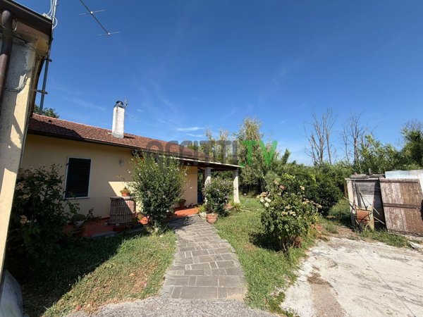 casa semindipendente in vendita a Carrara in zona Fossone