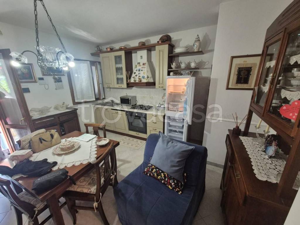 appartamento in vendita a Carrara in zona Marina di Carrara