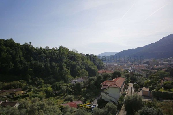 casa indipendente in vendita a Carrara in zona Fabbrica