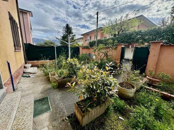 appartamento in vendita a Carrara in zona Avenza