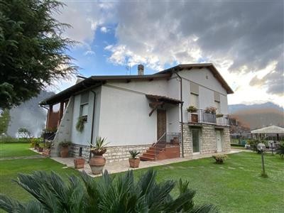 casa indipendente in vendita a Carrara